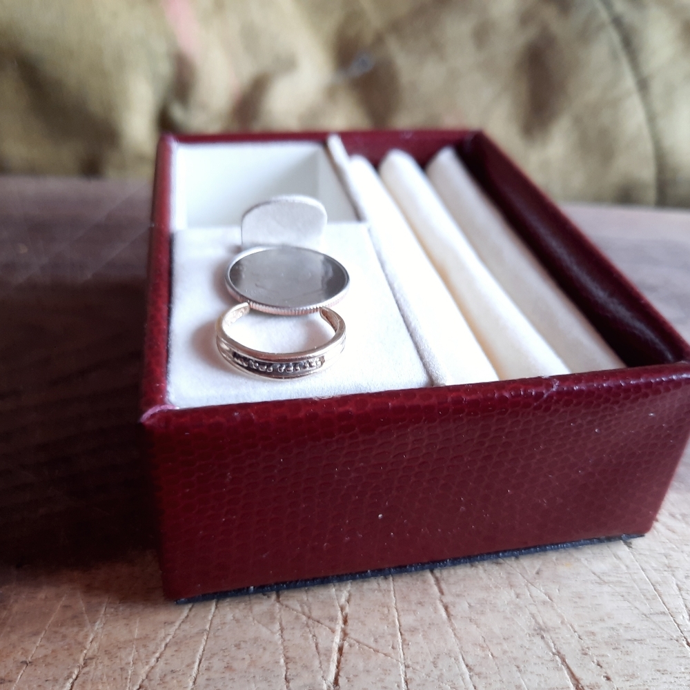 10 kt toe ring with 3 tiny diamonds